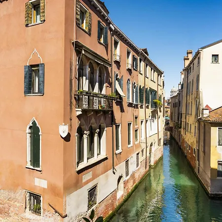 The Yacht House Canal View * Venedik