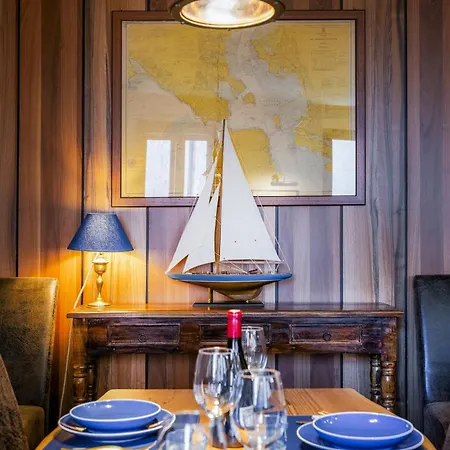 The Yacht House Canal View شقة