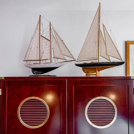 The Yacht House Canal View Apartment