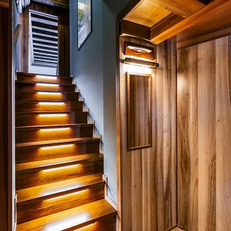 The Yacht House Canal View Apartment
