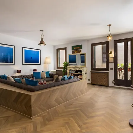 The Yacht House Canal View Apartment