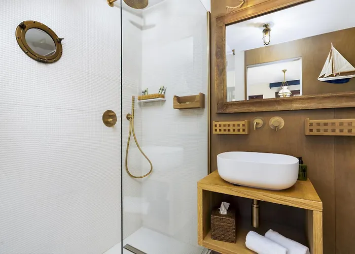 The Yacht House Canal View *