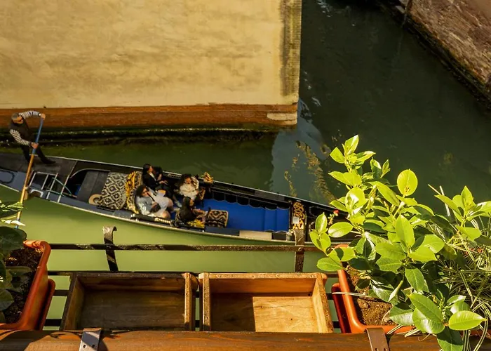 The Yacht House Canal View Velence