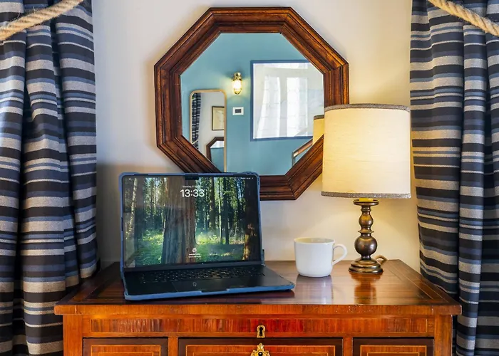 The Yacht House Canal View Velence