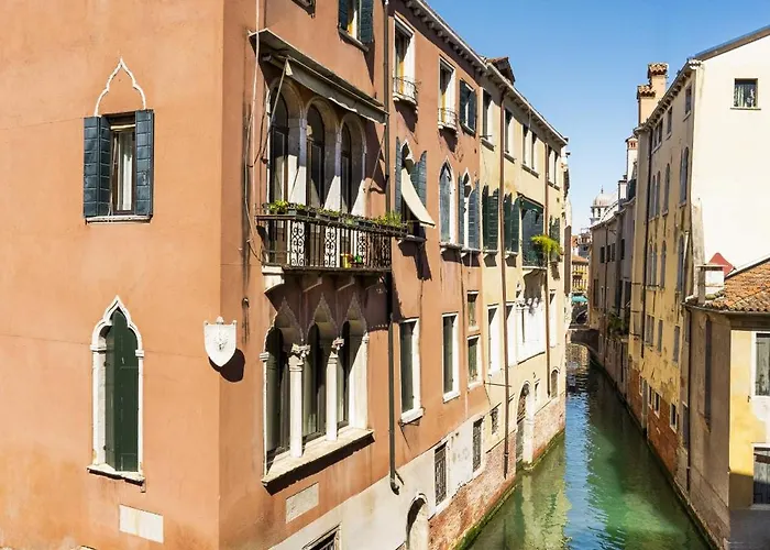 The Yacht House Canal View * Velence