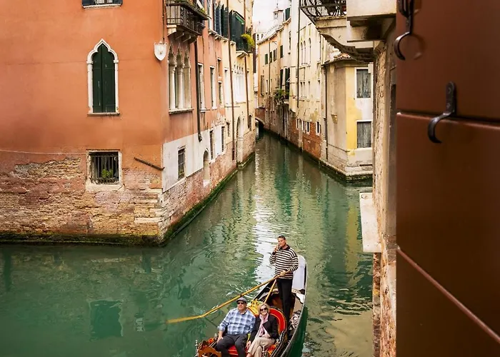 The Yacht House Canal View