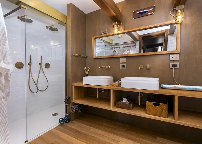 The Yacht House Canal View * Velence