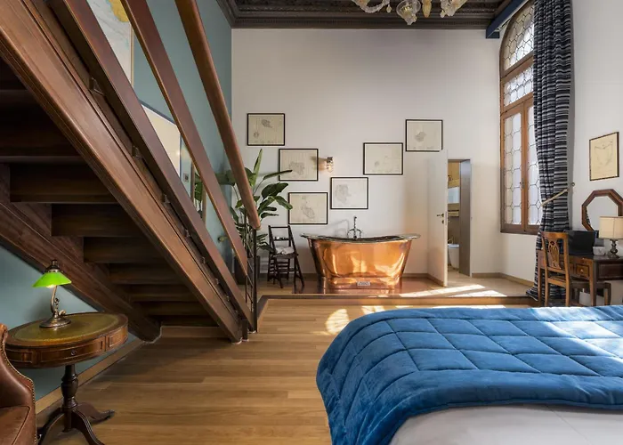 The Yacht House Canal View * Velence