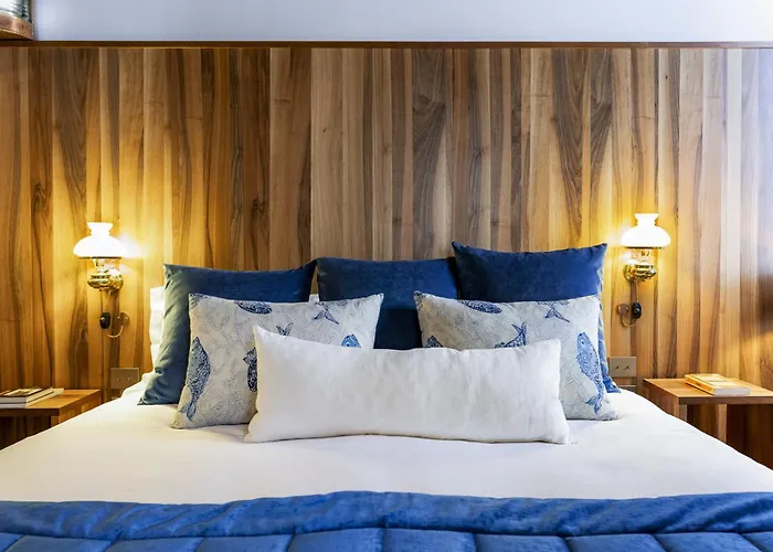 The Yacht House Canal View *