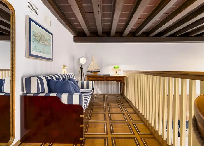 The Yacht House Canal View * Velence