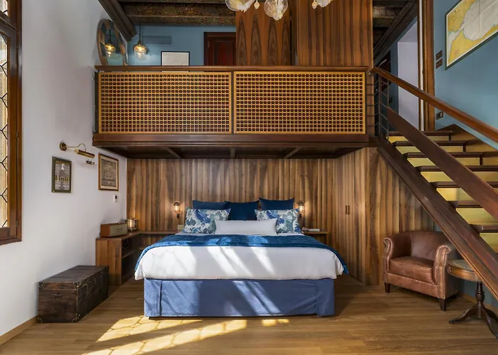 The Yacht House Canal View