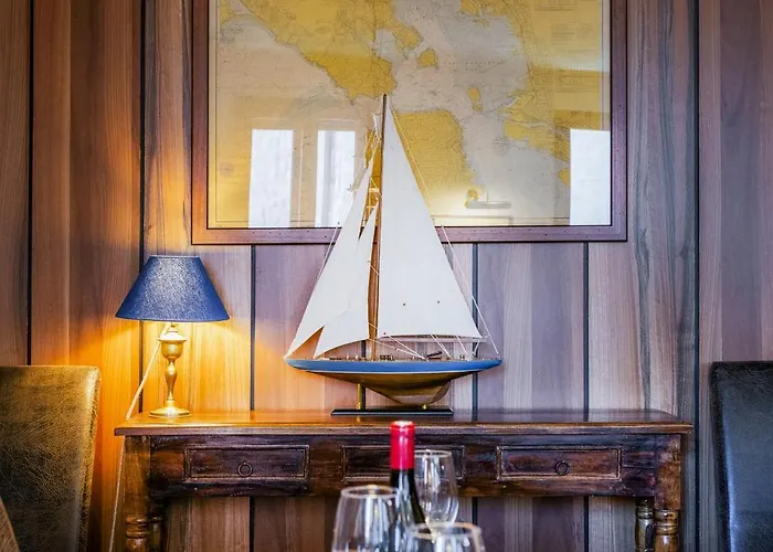 The Yacht House Canal View Apartman