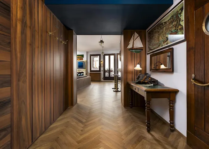 The Yacht House Canal View Velence