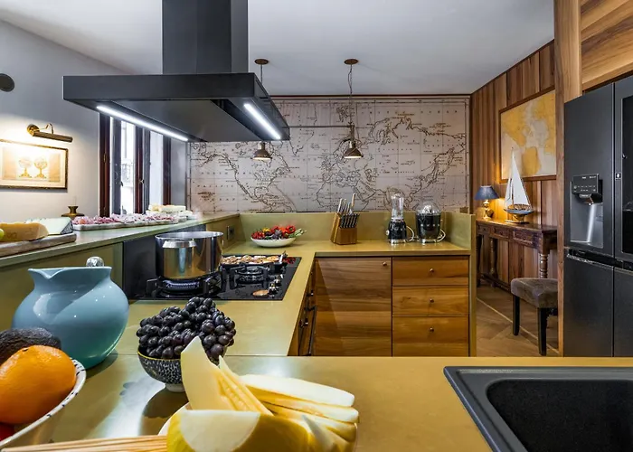 The Yacht House Canal View