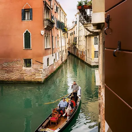 The Yacht House Canal View